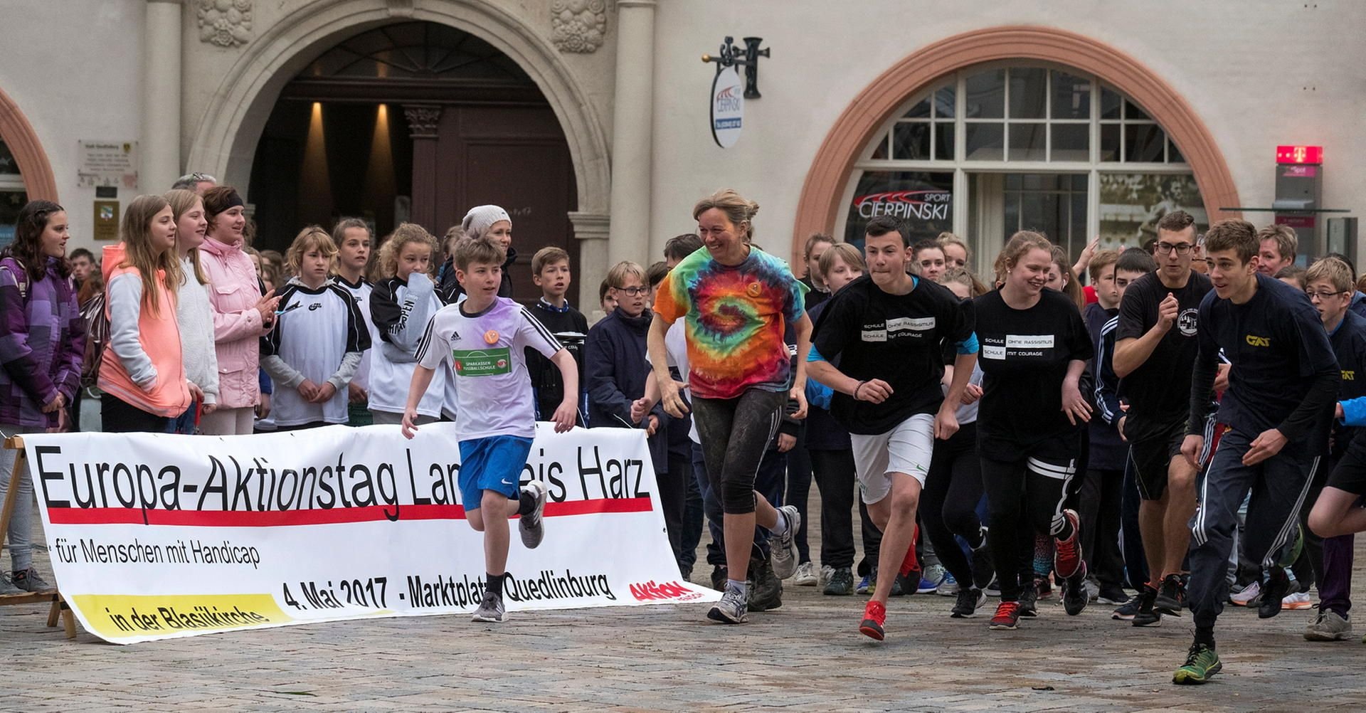 Im Jahr 2017 gab es auf dem Markt in Quedlinburg die Aktion „Wir laufen uns bunt” als Statement gegen Diskriminierung und Rassismus.