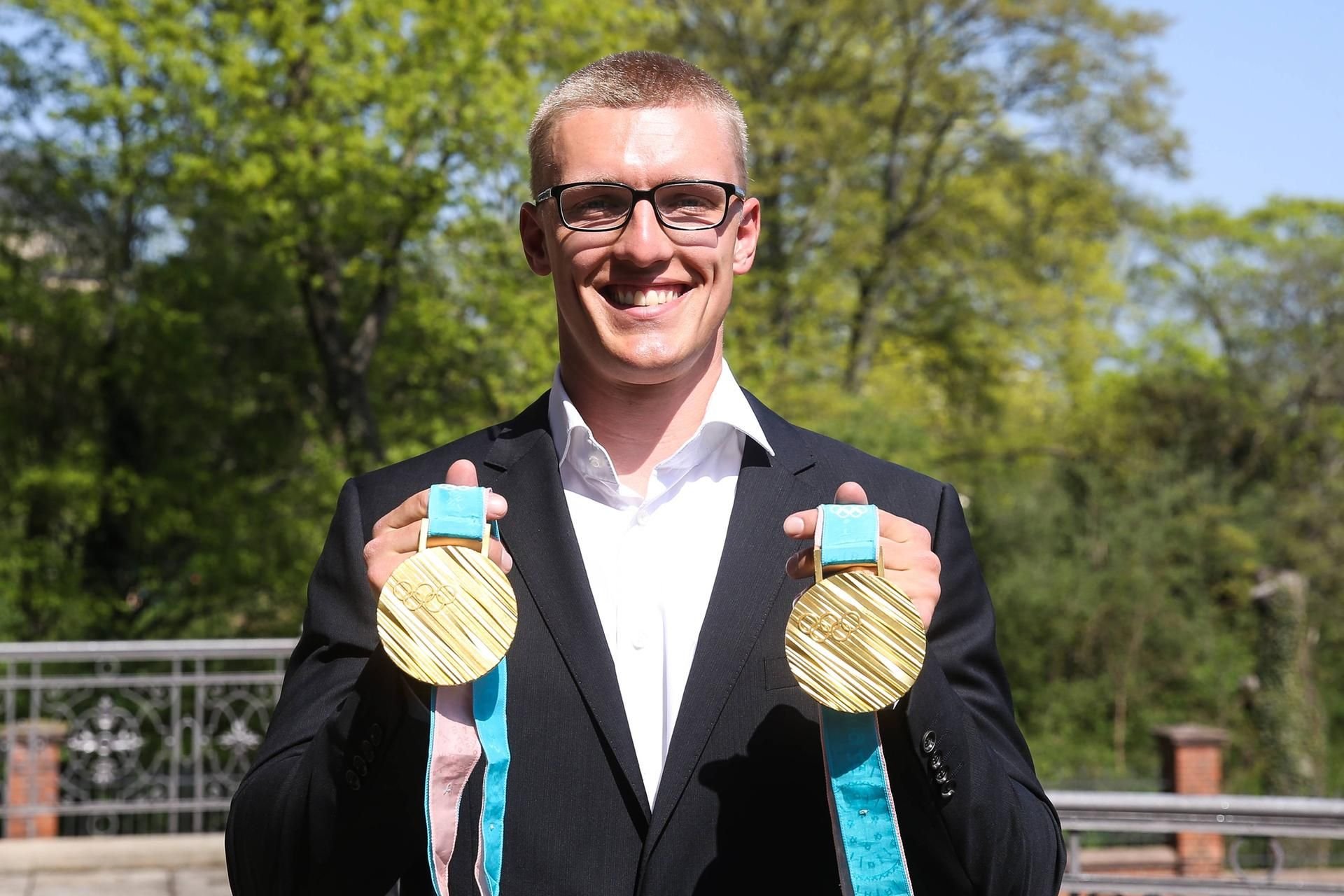 Bob-Anschieber Thorsten Margis vom SV Halle zeigt stolz seine beiden Olympia-Goldmedaillen aus Pyeongchang.