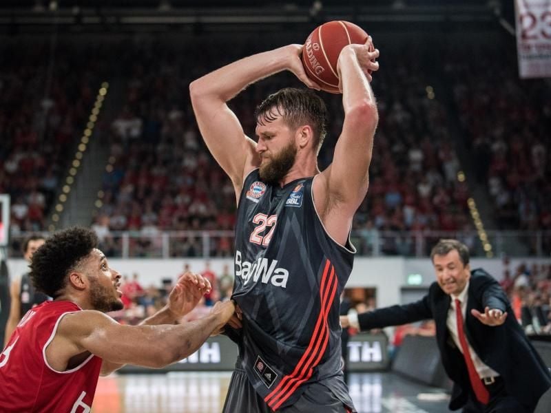 Bayern Münchens Danilo Barthel (M) kämpft mit Gegenspieler Rubit um den Ball. Foto: Nicolas Armer