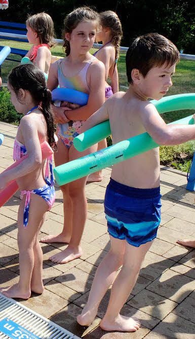 Passende Schwimmhilfen sind auf der 25-Meter-Bahn erlaubt.