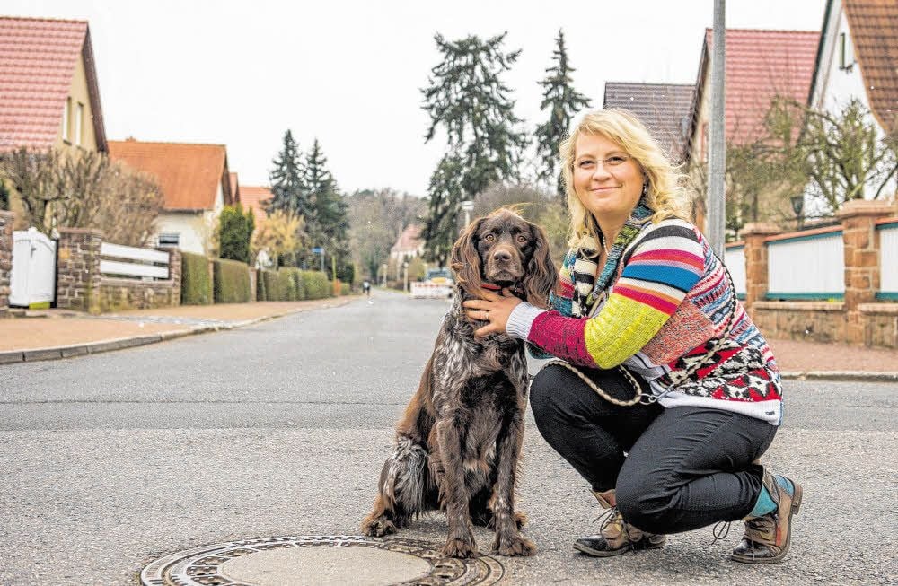 Münsterländer Friedwart freut sich wahrscheinlich am meisten über das neue Zuhause mit Frauchen Beate Krauße direkt am Waldrand.