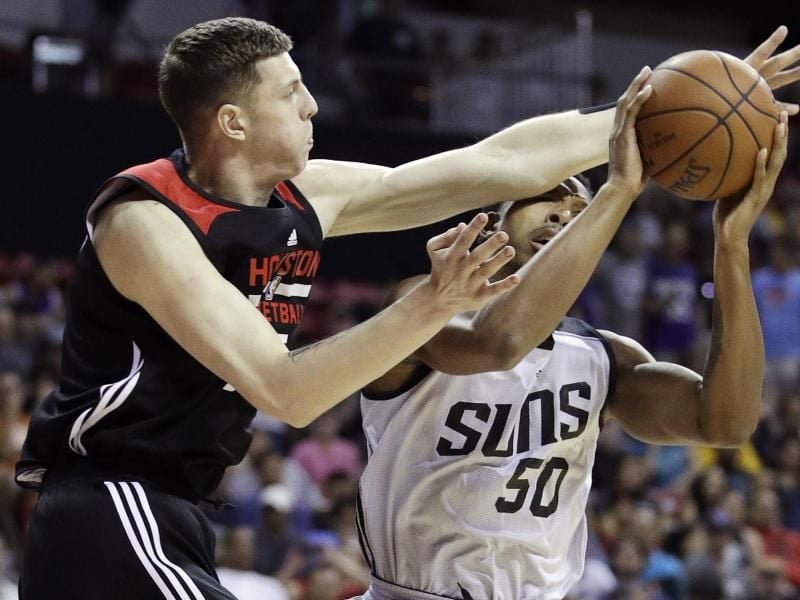 Verlässt die Houston Rockets: Isaiah Hartenstein (l). Foto: John Locher/AP/dpa