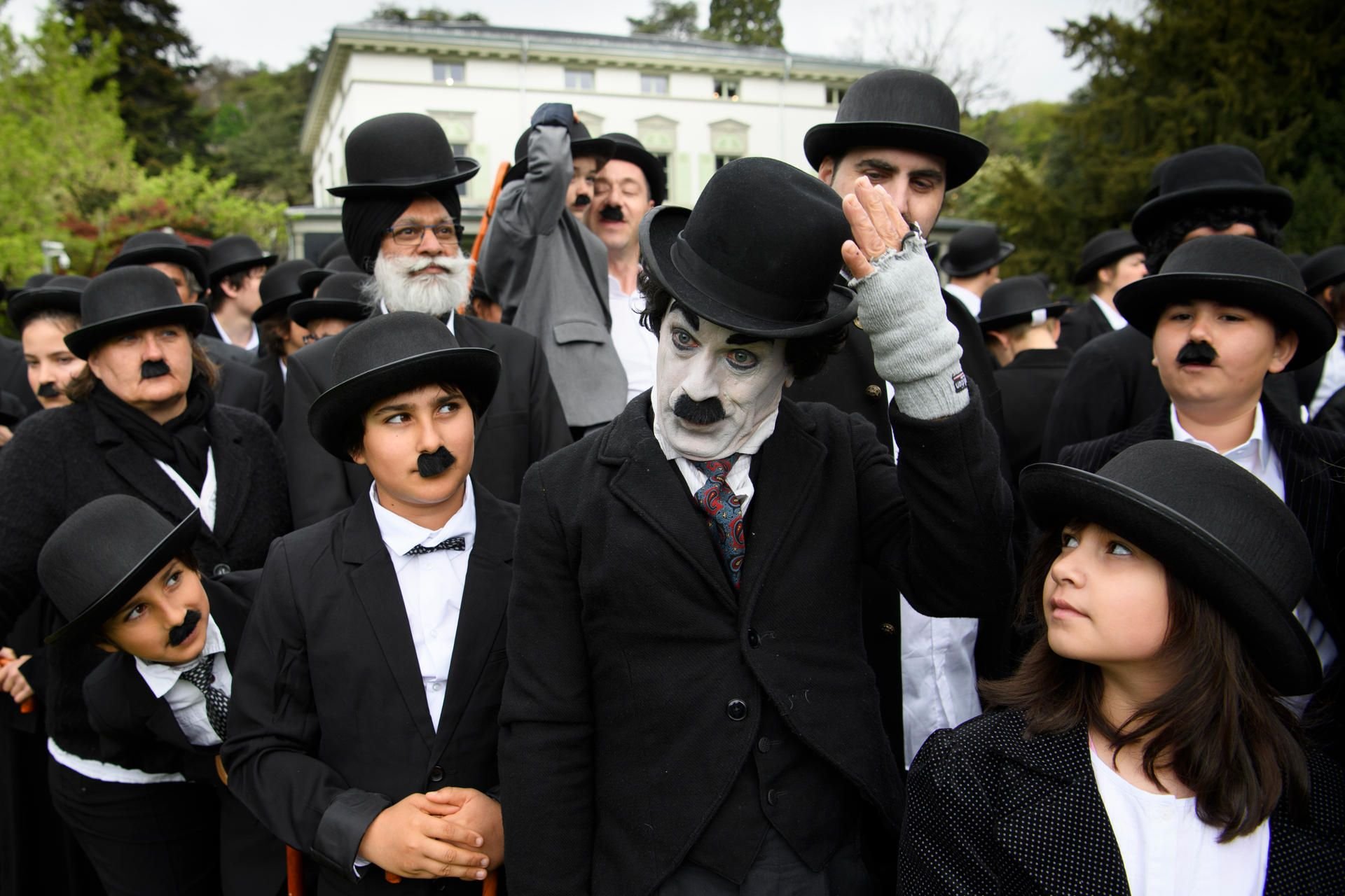 662 als Charlie Chaplin verkleidete Menschen versammeln sich zum Geburtstag des Künstlers vor dem Museum Chaplin's World in Corsier-sur-Vevey.