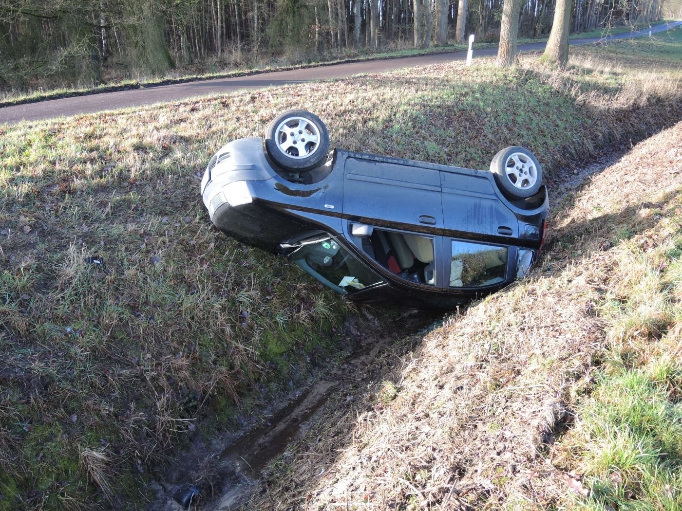 Das Fahrzeug der 61-Jährigen kam von der Fahrbahn ab, überschlug sich und landete im Straßengraben.