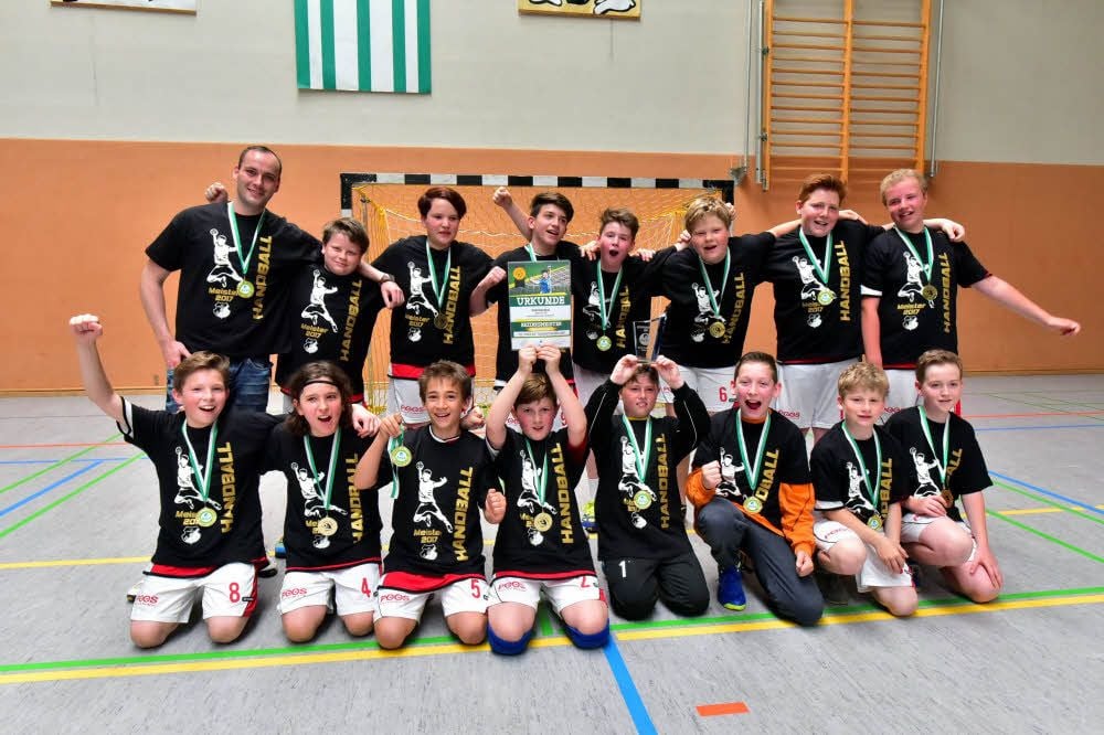 Der stolze Trainer Peter Gesell (hinten links) mit seinen erfolgreichen D-Junioren-Handballern vom TSV Reichardtswerben.