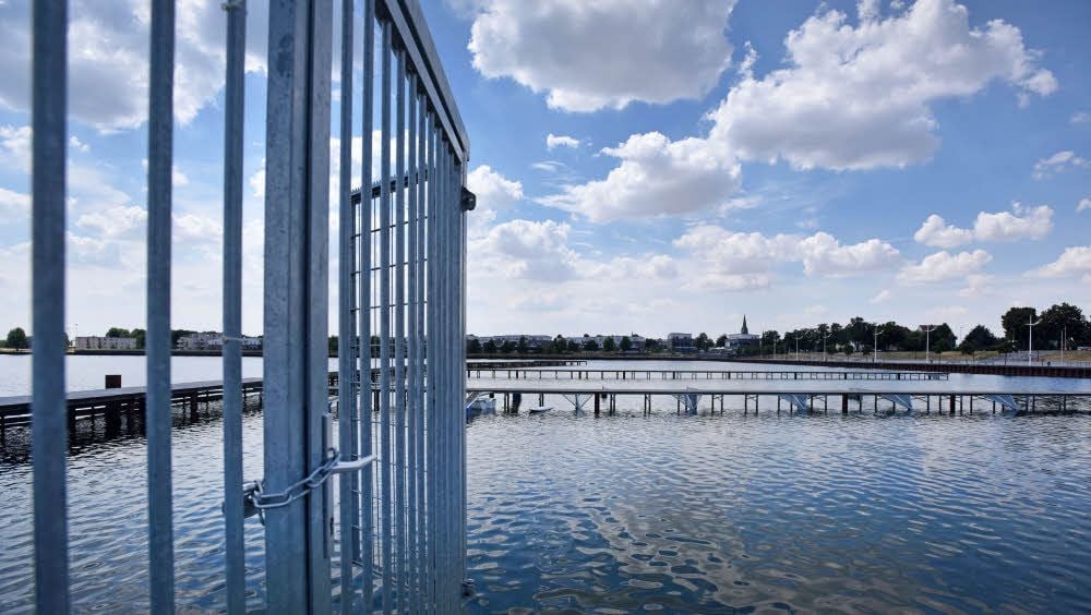 Die Marina im Bitterfelder Stadthafen bleibt nicht im jetzigen Zustand. Das hat der Goitzsche-Eigentümer versprochen.