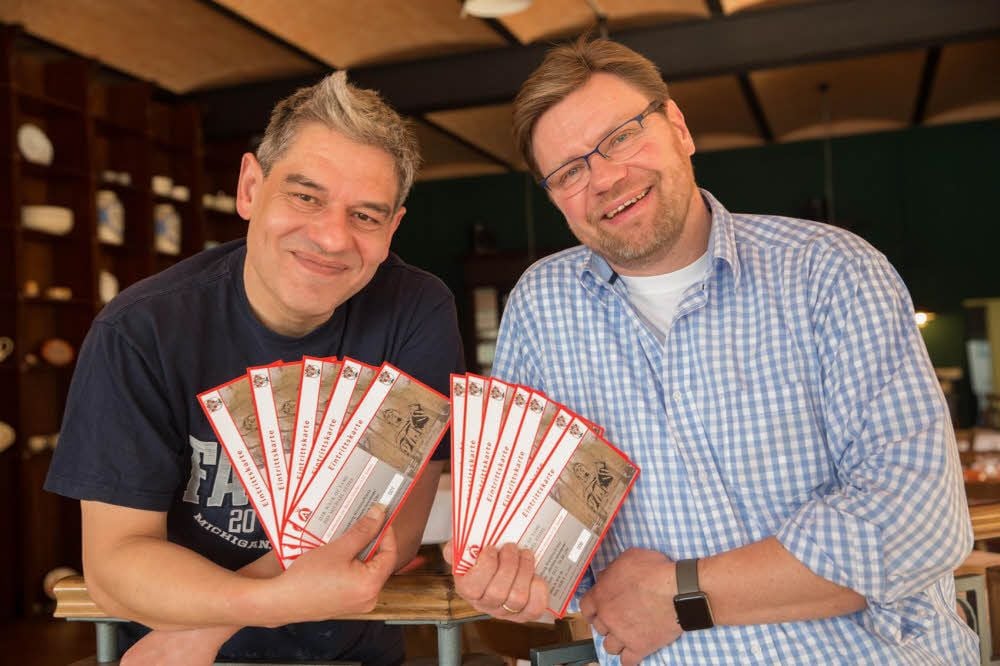 Markus Schuliers (l.) und Gerald Lexius würden sich freuen, wenn die Eintrittskarten für das Theaterstück schnell Abnehmer finden.