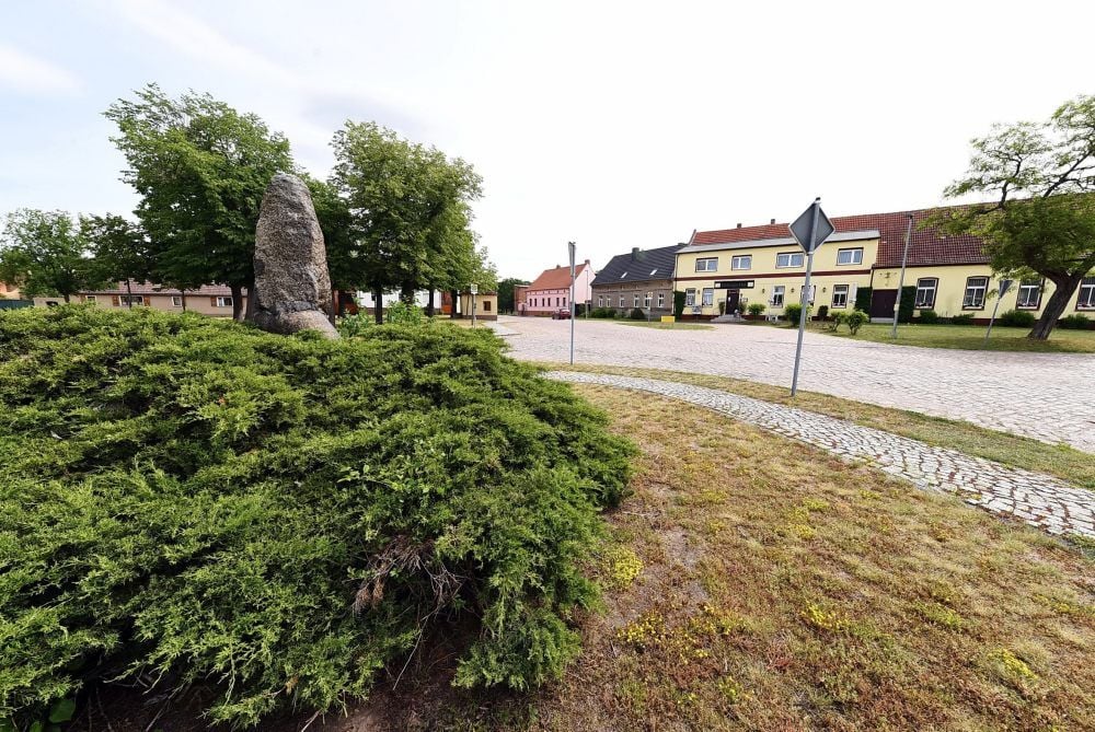 Parallel zueinander sollten die Bushaltestellen an dieser Stelle des Dorfplatzes entstehen. Die Unterlagen sagen jetzt jedoch etwas anderes.