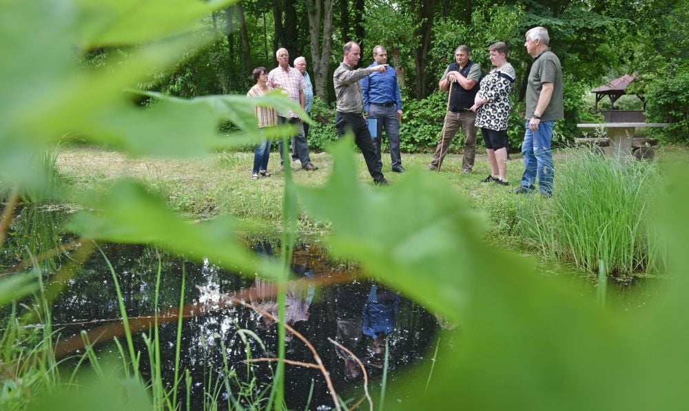 Projektfinale am Wasser: Heidevereinschef Axel Mitzka erklärt Umweltministerin Claudia Dalbert (2.v.r.) die Arbeiten im Arboretum.