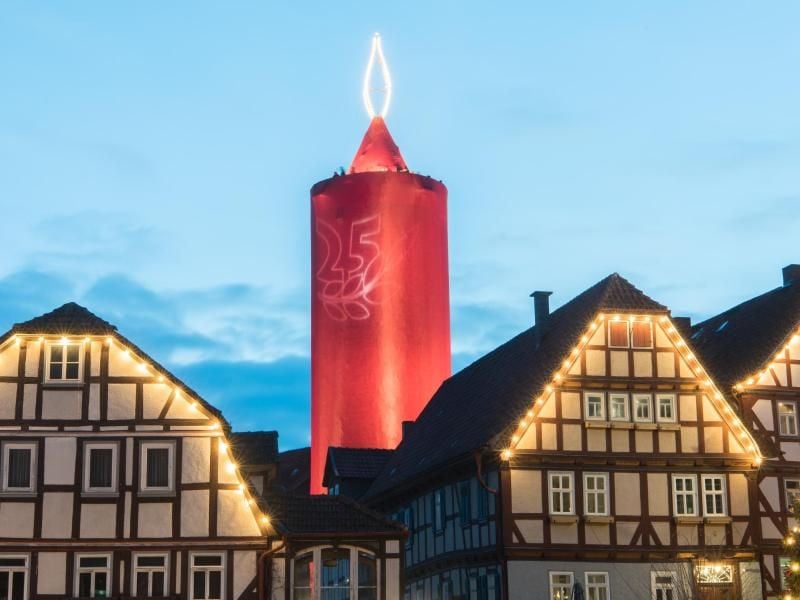 Die "größe Weihnachtskerze der Welt" leuchtet über Schlitz. Foto: Boris Roessler/Archiv