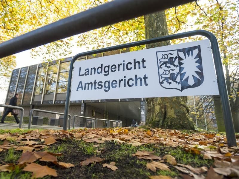 Ein Schild mit der Aufschrift „Landgericht/Amtsgericht” in Lübeck. Foto: Olaf Malzahn/Archiv