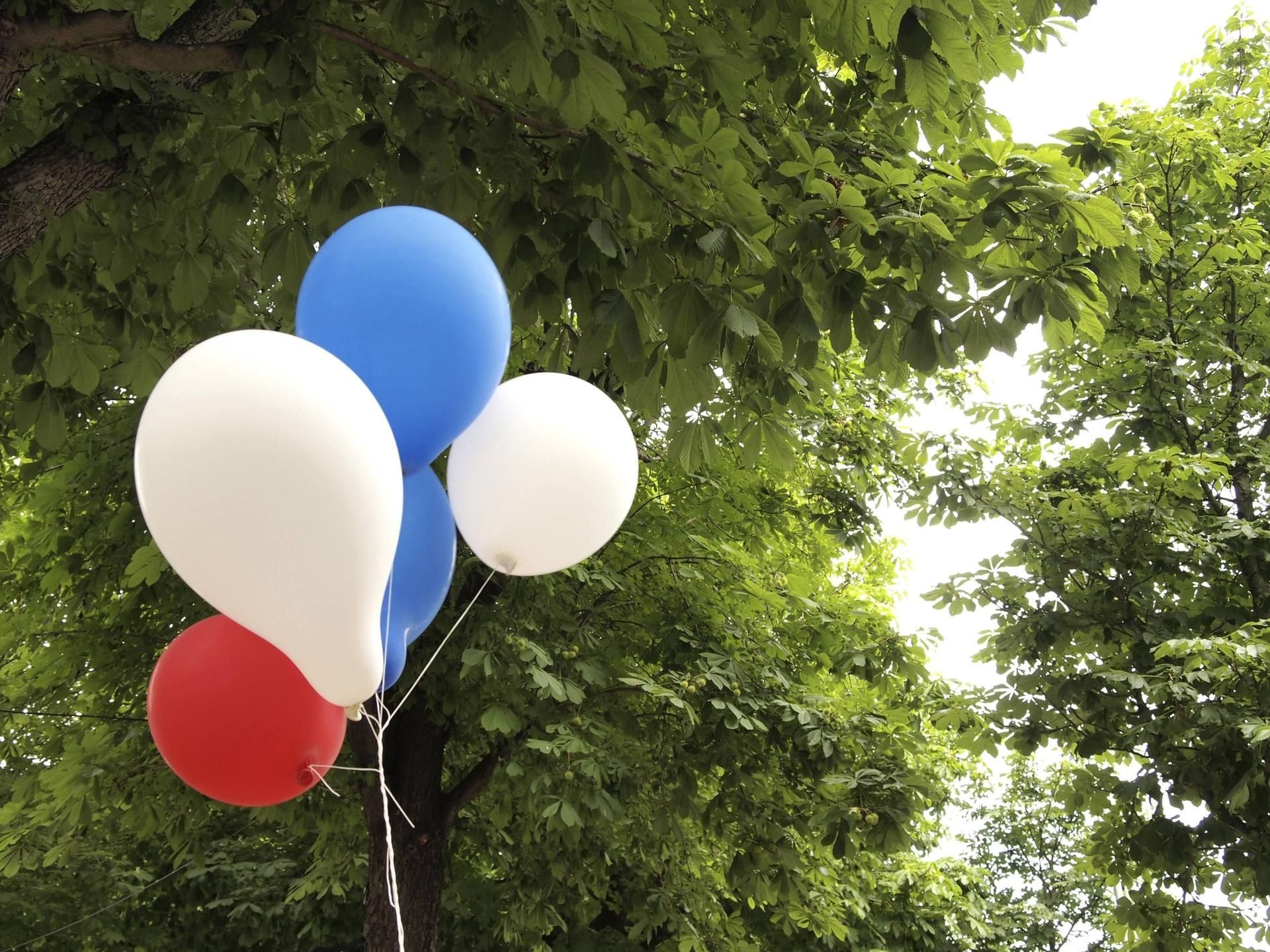 Mehrere Luftballons schweben in der Luft