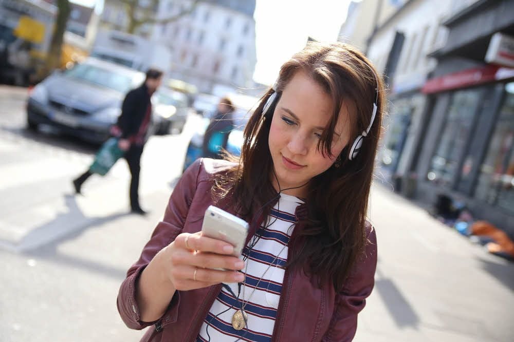 Mit dem Smartphone vor der Nase und Musik im Ohr lassen sich Fußgänger immer häufiger vom Straßenverkehr ablenken.