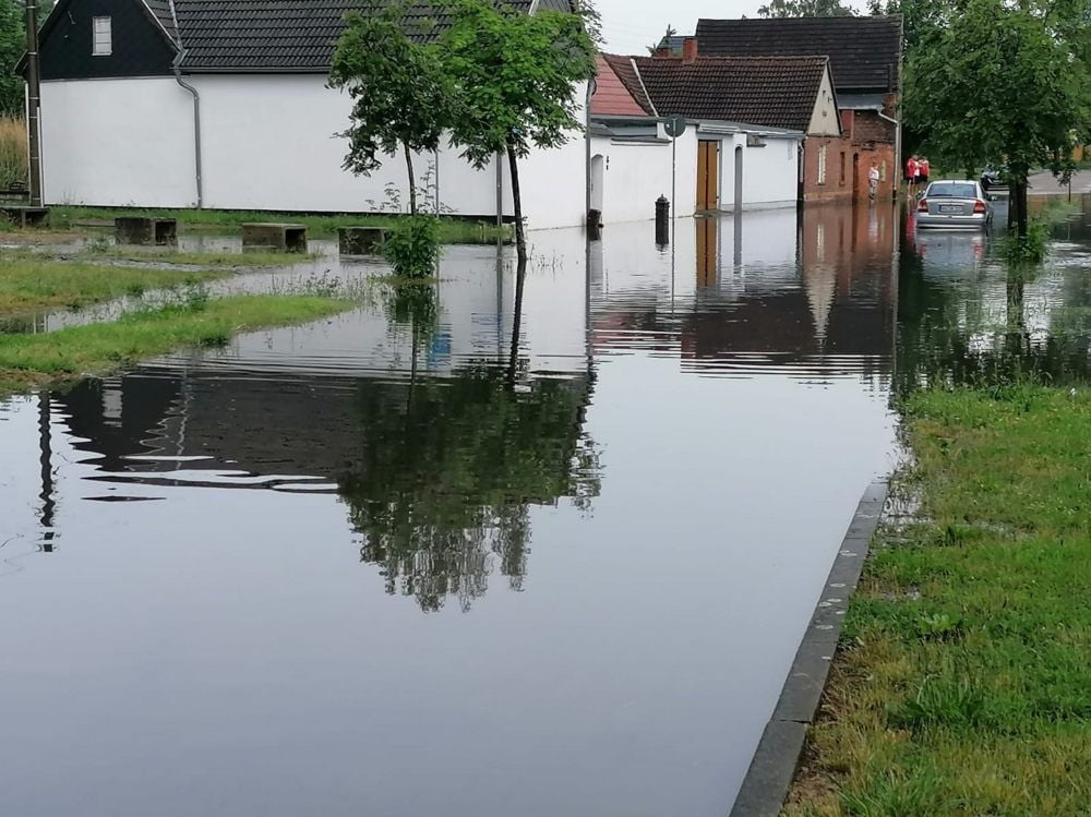 Die Straße stand einmal mehr knietief unter Wasser. Schuld daran ist ein zu schmaler Durchlass für Niederschlagswasser.