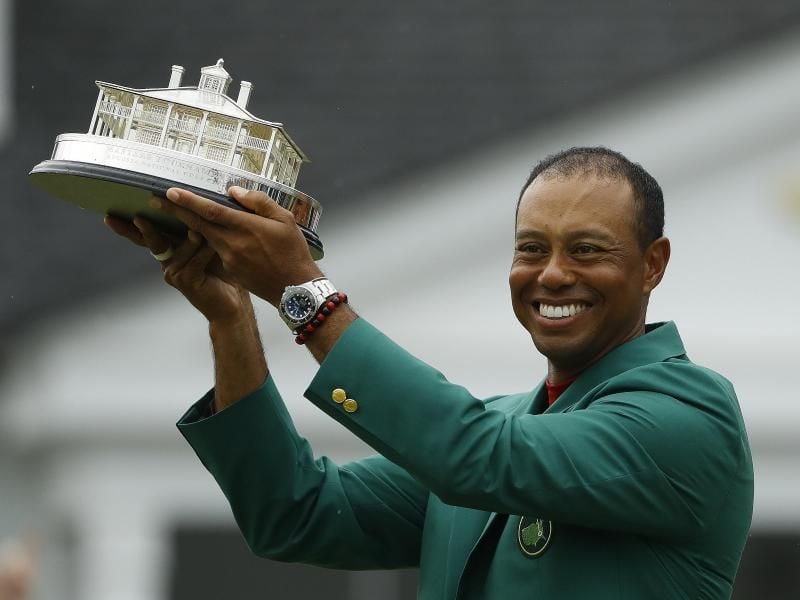 Tiger Woods kassiert neben dem Preisgeld in Augusta auch das berühmte grüne Sieger-Jackett. Foto: Matt Slocum/AP