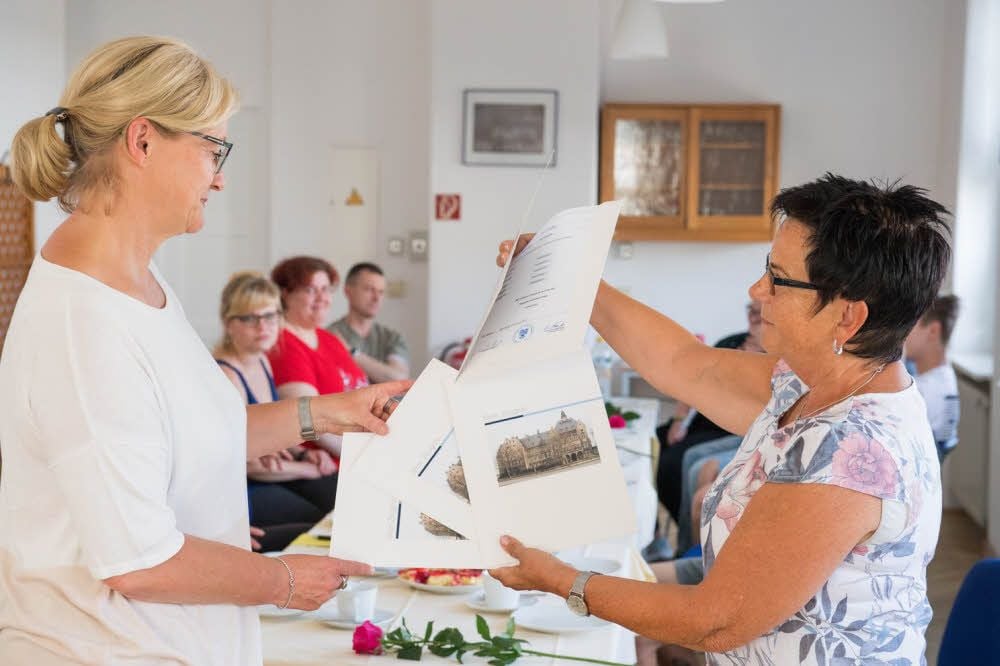 Schulleiterin Elke Dönitz (r.) zeigt IB-Mitarbeiterin Carola Görlitz die Zeugnisse für den Abschluss.
