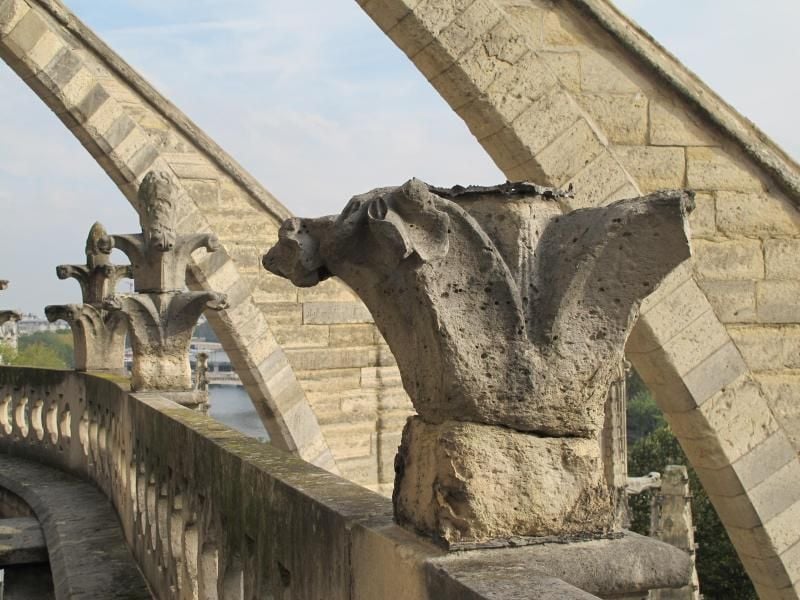 Schäden an einem Bauelement der Pariser Kathedrale Notre-Dame. Foto: Sebastian Kunigkeit
