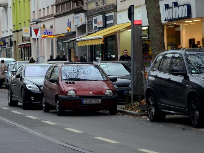 Warnblinker an und für eine Erledigung kurz auf der Fahrbahn stehen bleiben? Das Parken in zweiter Reihe ist generell verboten. Foto: Horst Ossinger