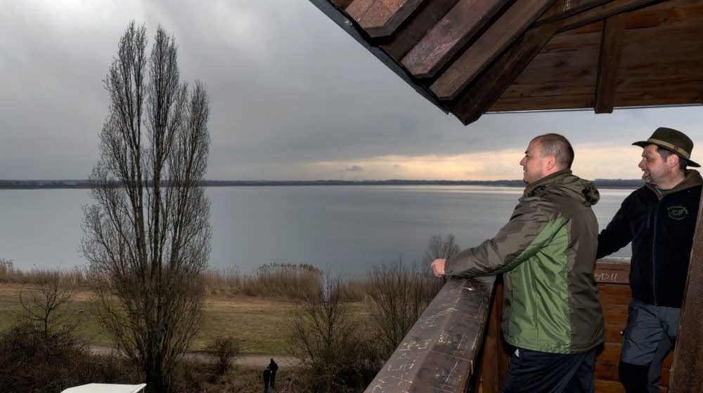 Andreas Marx (links) und Alexander Döbold genießen den Blick vom Aussichtssturm in Raßnitz auf den See und die Uferlandschaft.