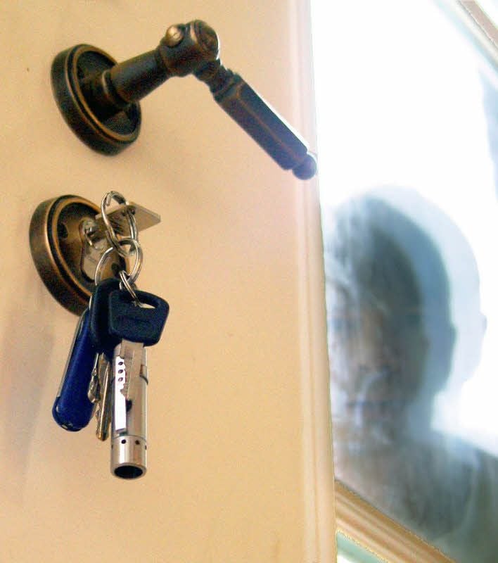 Ausgenutzt: Unseriöse Anbieter nehmen überteuerte Preise für das Öffnen der eigenen Wohnungstür. Betroffene können aber klagen.