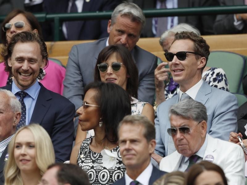Benedict Cumberbatch (r) sieht sich mit seiner Frau Sophie Hunter das Wimbledon-Finale an. Mit dabei ist auch Schauspiel-Kollege Tom Hiddleston (l). Foto: Adrian Dennis/POOL AFP/AP