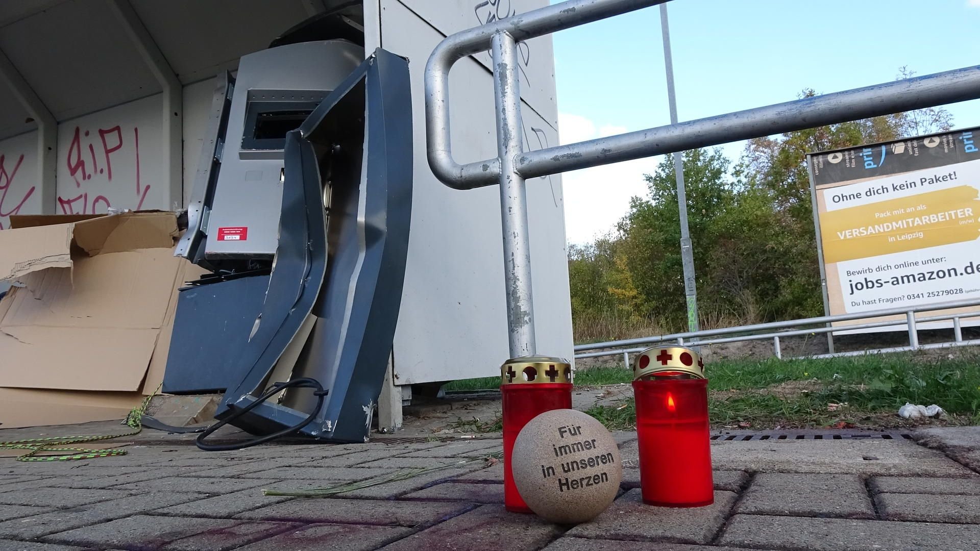 Am S-Bahnhof Südstadt in Halle ist in der Nacht zum Sonntag ein 19-Jähriger durch die Explosion eines Fahrkartenautomaten gestorben.