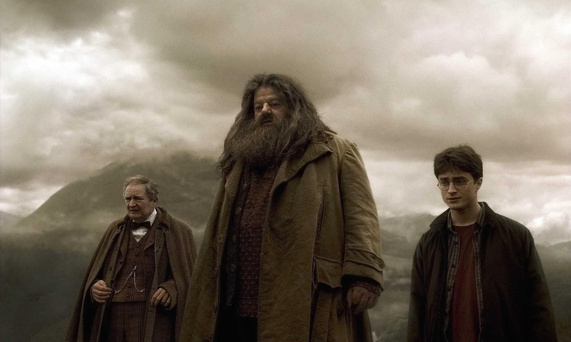 Robbie Coltrane als Hagrid in „Harry Potter und der Halbblutprinz“ an der Seite von Daniel Radcliffe (Harry Potter) und Jim Broadbent (Professor Horace Slughorn).