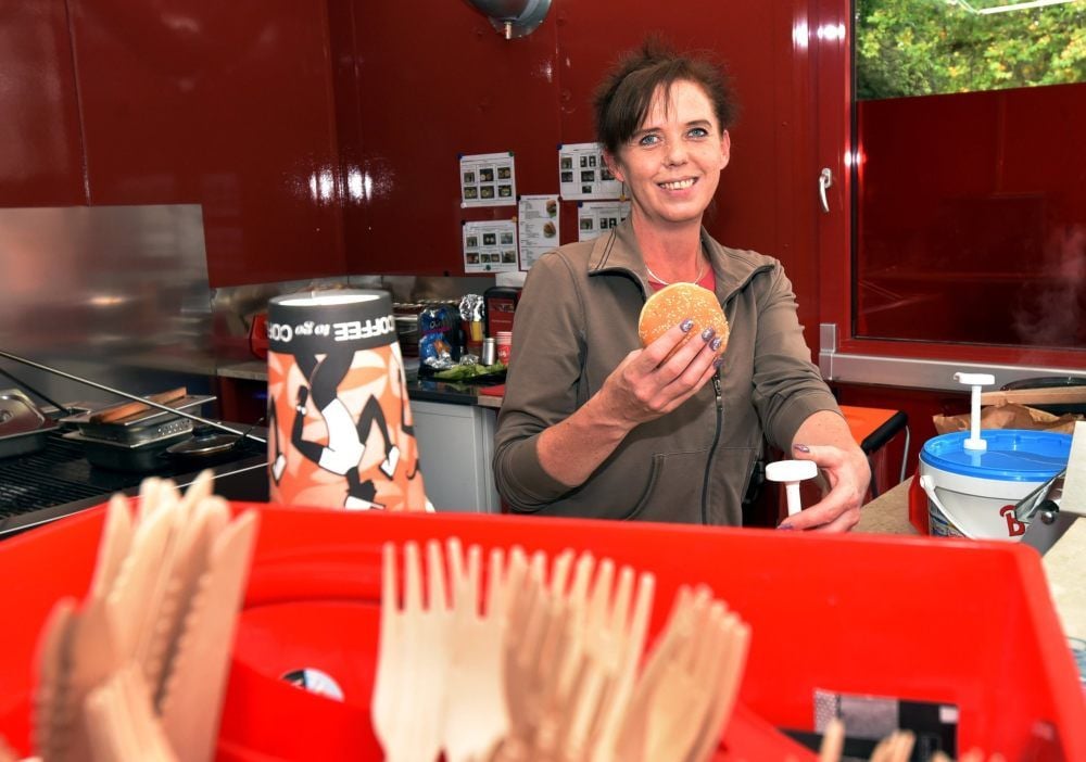 Jelena Reinhold bereitet im Imbiss häufig Burger zu.