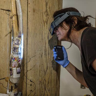 Die Restauratorin Filiz Kuvvetli aus Helsingør kontrolliert die Kunstwerke.