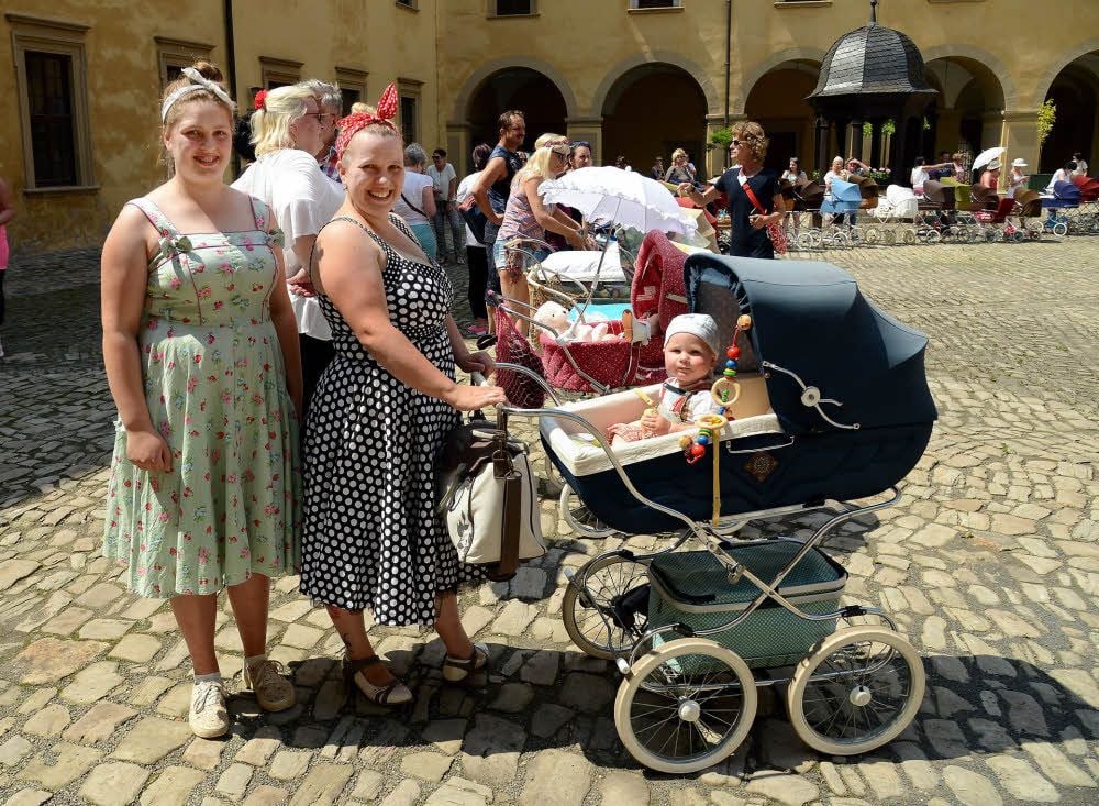 Familie Baumgartl aus Penig liebt Zeitzer Kinderwagen. Mutter Sahra Baumgartl ist mit ihrem Mann und vier Kindern angereist.