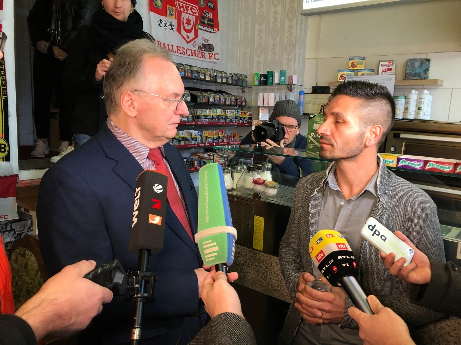 Ministerpräsident Reiner Haseloff mit Izzet Cagac, dem Inhaber des „Kiez Döner“ auf der Ludwig-Wucherer-Straße in Halle. Hier wurde am 9. Oktober ein Mann von einem Rechtsextremisten erschossen.