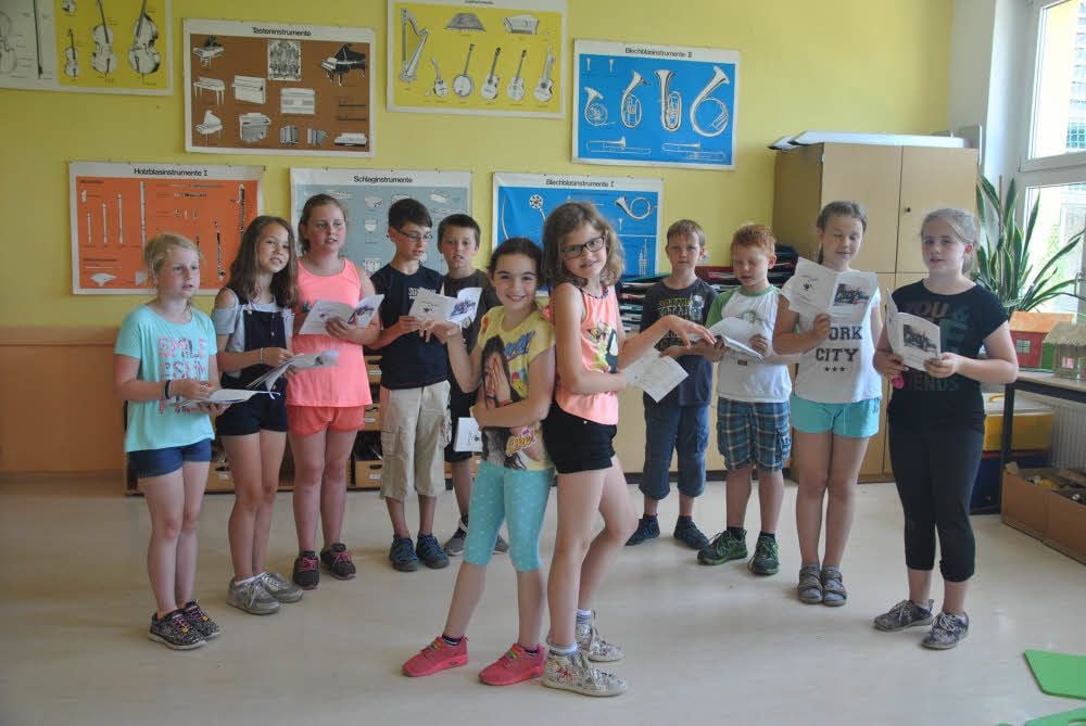 In einer szenischen Lesung präsentieren Dritt- und Viertklässler der Grundschule Eckartsberga ihren Mitschülern und Lehrern, was sie im Theaterbuch-Projekt „kinder leicht“ seit Februar erarbeitet haben.