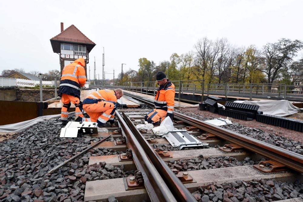Gebaut wird seit Monaten im Bahnhof Köthen, u.a. an der Brücke über die Friedrich-Ebert-Straße.
