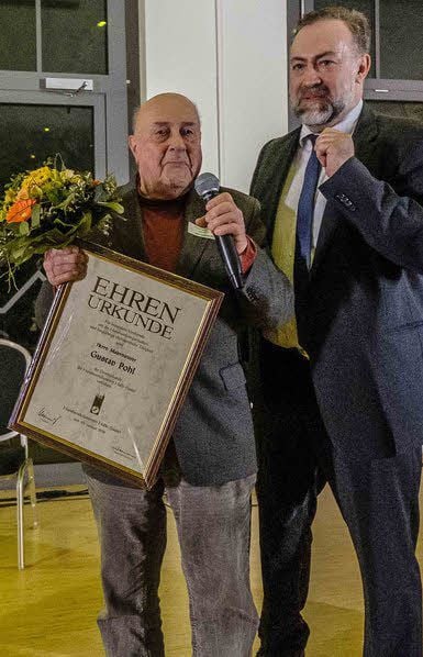 Malermeister Gustav Pohl (links), der 1955 seine Prüfung abgelegt hatte, erhält von Hendrik Hiller die Ehrenurkunde für sein Lebenswerk.