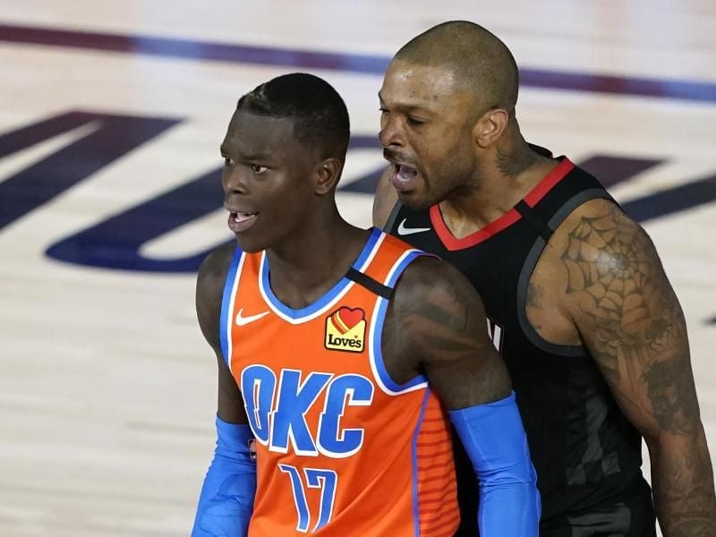 P.J. Tucker (r) schreit Dennis Schröder nach einem Foul an. Beide mussten runter. Foto: Ashley Landis/AP/dpa