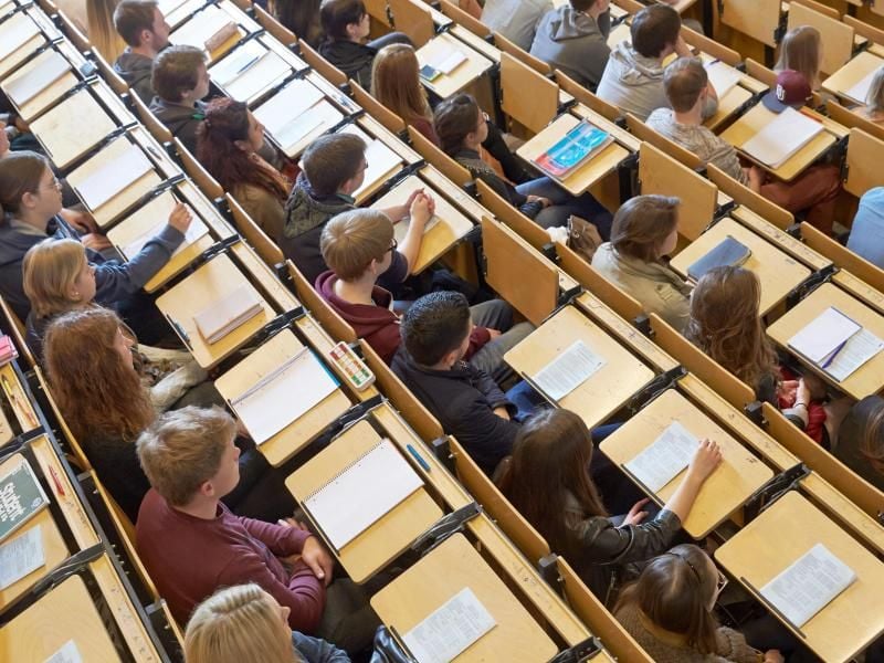 Studenten sitzen an einer Universität im Hörsaal. Foto: Thomas Frey/Archivbild