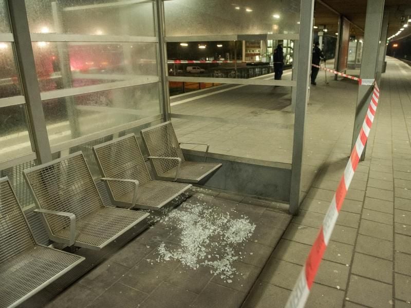 Scherben liegen nach einer Explosion auf dem Bahnsteig im S-Bahnhof Veddel. Foto: Daniel Bockwoldt/Archiv