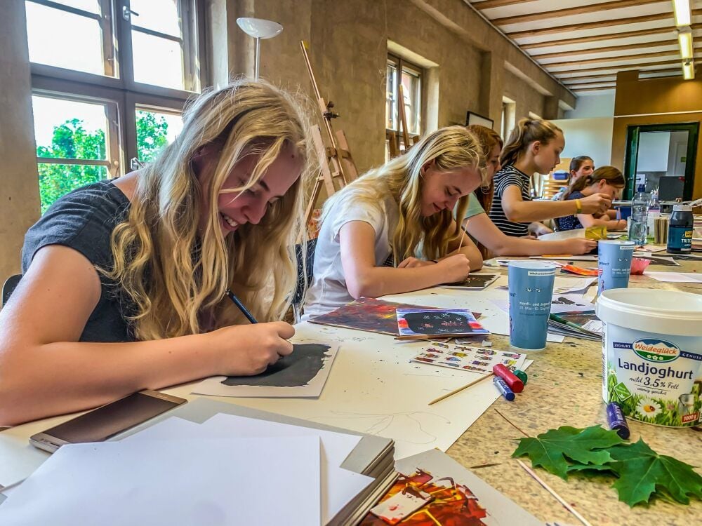Teilnehmer des Kurses „Mal dich frei“ an der Malschule der Cranach-Stiftung Wittenberg: „Mal dich frei“ ist ein soziokulturelles Projekt mit dem Internationalen Bund. Am Freitag, 31. Juli, soll es um 13.30 Uhr im Malsaal der Stiftung, Schlossstraße 1, eine Vernissage mit Arbeiten dieses Kurses geben.
