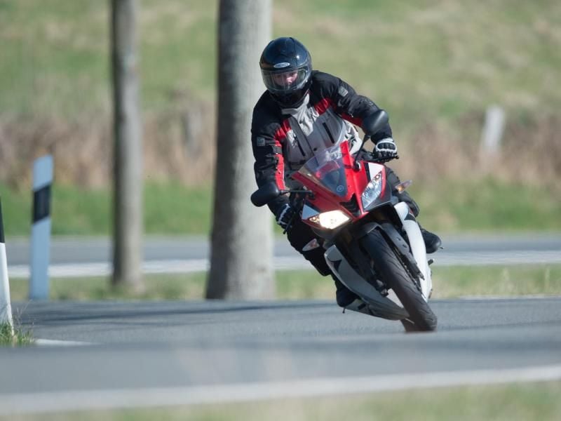 Vor allem beim Kurvenfahren und Bremsen überschätzen sich ungeübte Motorradfahrer schnell. Foto: Swen Pförtner/dpa