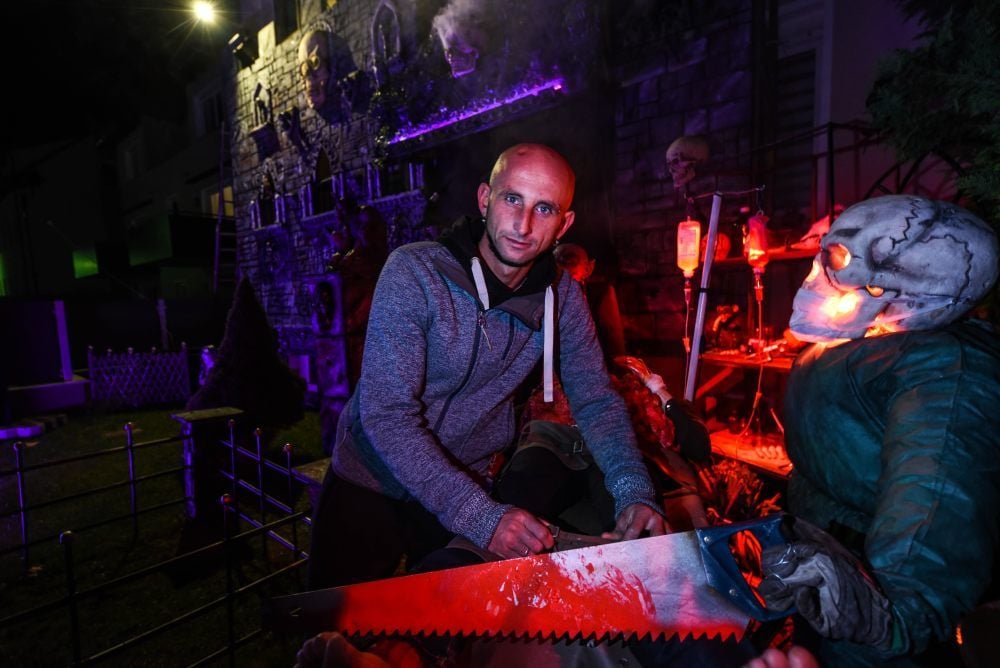 Ronny Sieland bereitet sein Horrorhaus in Meuschau vor.