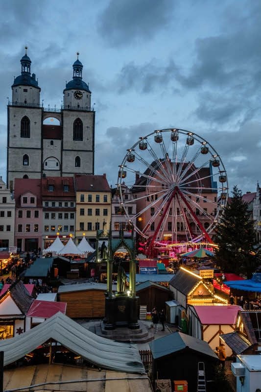 Letzmalig in diesem Jahr bot sich am Sonntag dieser Blick auf den gut besuchten Weihnachtsmarkt rund um Luther und Melanchthon. Fünf Wochen lang gab es diese Aussicht vom Science Center.