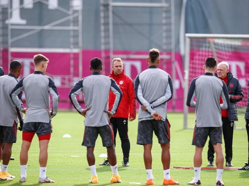 Bayern-Trainer Hansi Flick (M) muss vorerst auf Serge Gnabry verzichten. Foto: Marco Donato/FC Bayern München/dpa