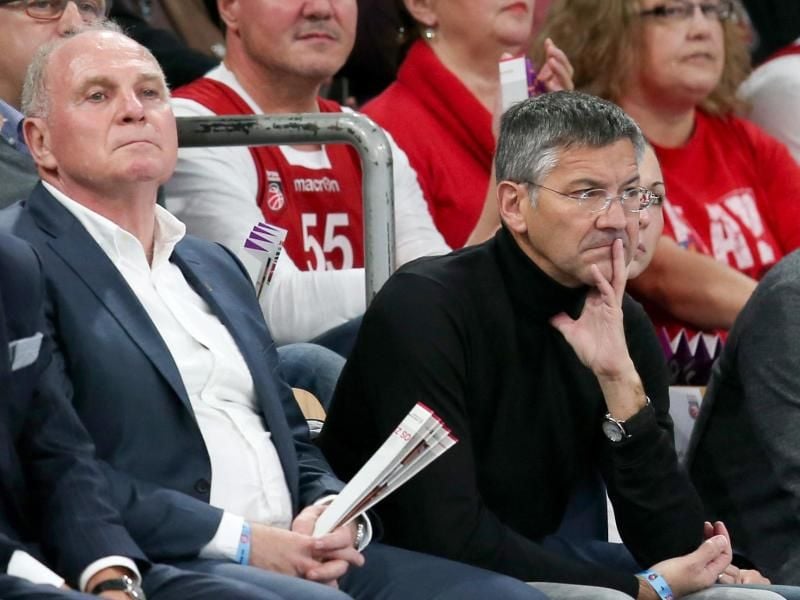 Ein Macher der polarisiert: Uli Hoeneß (l) und der Herbert Hainer von adidas beim Basketball. Foto (Archiv): Daniel Karmann Foto: Daniel Karmann