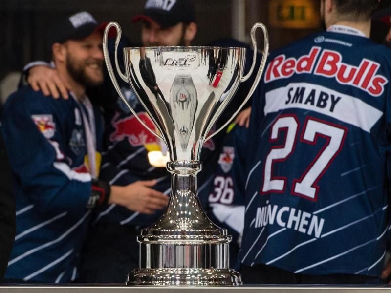 Im DEL-Finale kämpfen Meister Red Bull EHC München und die Eisbären Berlin um den Pokal. Foto: Matthias Balk