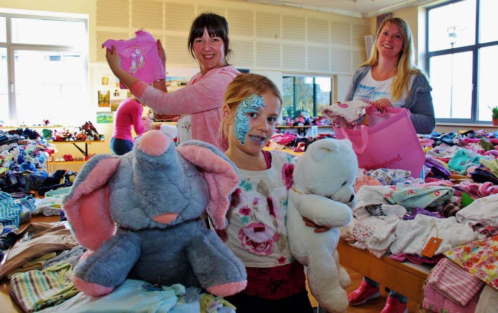 Was Kinder- und Elternherzen begehren, das findet sich beim Gröbziger Kinderflohmarkt. Beim jüngsten Markt gab es beispielsweise für die siebenjährige Marlene Kuscheltiere, während Mama Kathrin Guntsch (dahinter) sich eine Grundausstattung an Freizeitkleidung für die Kleinen besorgte.