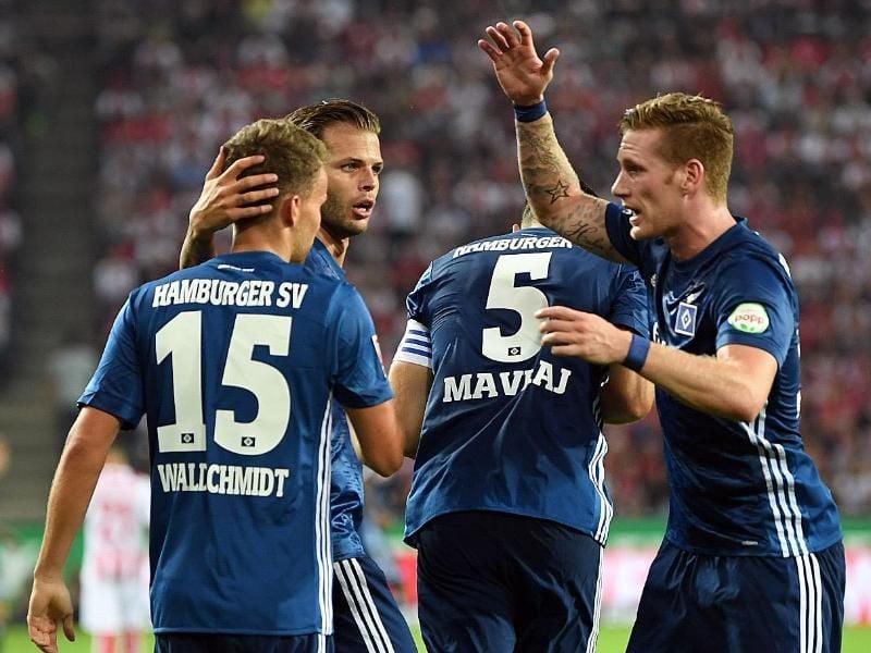 Die Hamburger mit Torschütze Andre Hahn (r) feiern das Tor zum 2:0 gegen den FC Köln. Foto: Federico Gambarini