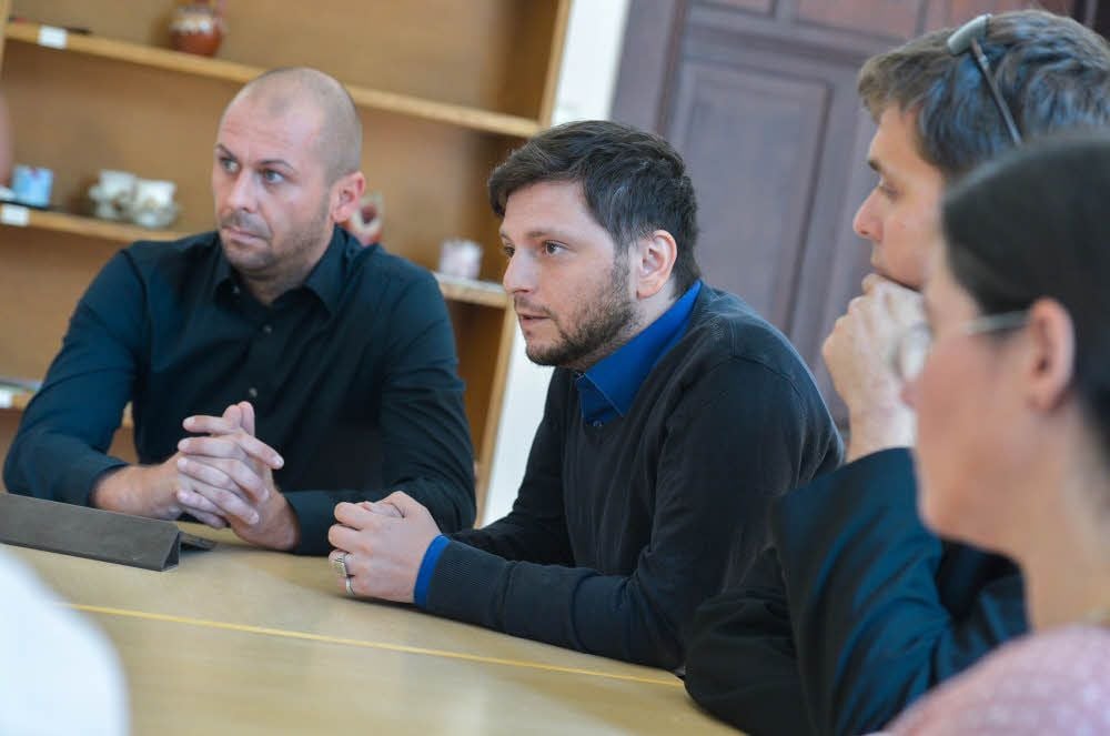 Bei einer Gesprächsrunde stellte Tom Aslan (Mitte) die Ideen der Initiative „Willkommen in Köthen“ vor.