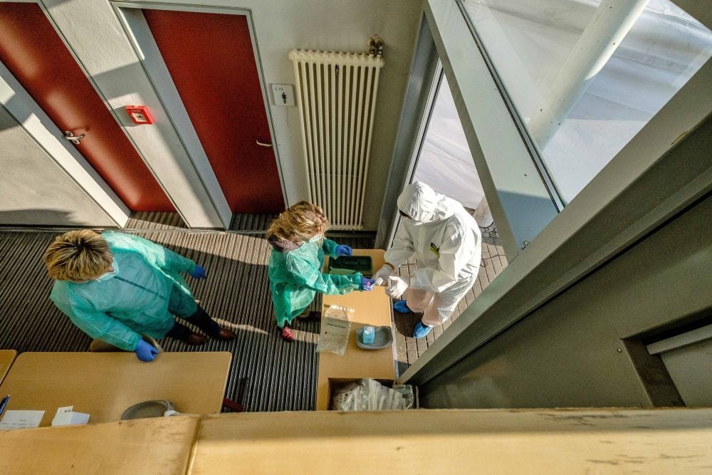 Blick von oben auf eines der Teams, die in der Abstrichambulanz am Wittenberger Berufsschulzentrum die Tests auf das neuartige Corona-Virus vorgenommen haben.