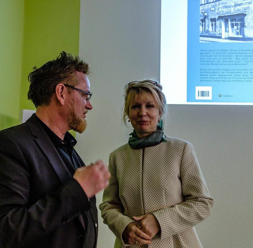 Anlässlich des Welttags des Buches hat Mathias Tietke (links) sein neues Buch „Wittenberg im Wandel - die 1980er und die Wende“ mit Fotografien von Christine Schmidt-Wichmann und Steffen Hennig in der Stadtbibliothek Wittenberg vorgestellt.