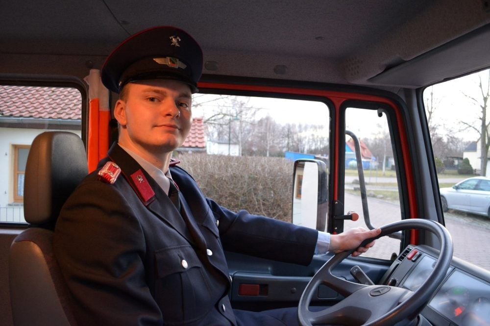 Matthias Winter hinter dem Lenkrad des Löschfahrzeuges